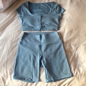 NEW Alo Yoga SET biker shorts & blissful Henley bra in blue skies